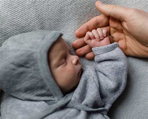 人工流产后能吃黄瓜吗（自然流产后多久来月经）
